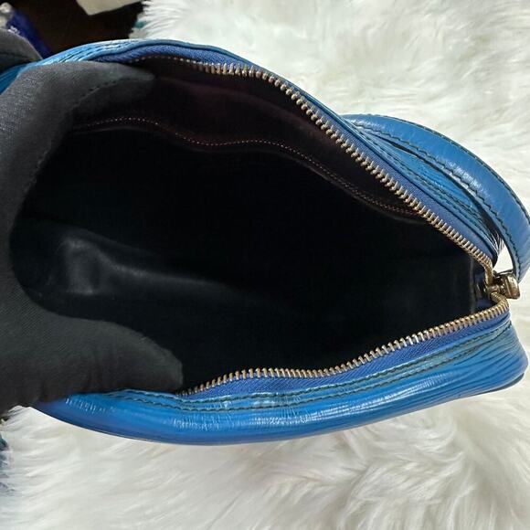 Authentic Louis Vuitton Epi Jeune Fille Leather Crossbody Shoulder Bag - Picture 10 of 15